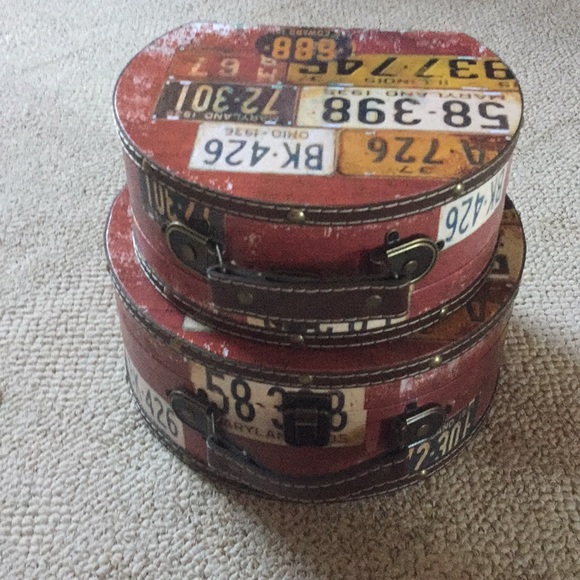 Other - EUC 2 piece luggage decor set
